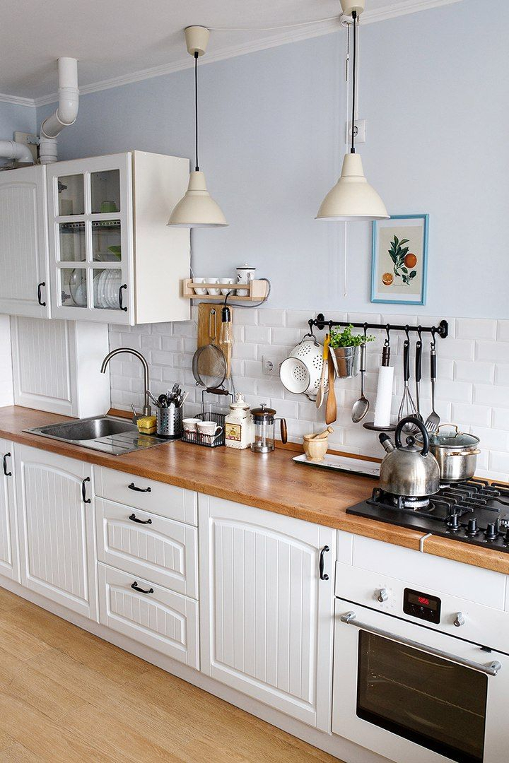 кухня белая матовая с деревянной столешницей фото в интерьере